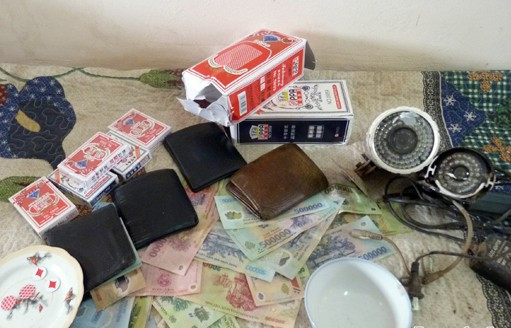 Camera cùng nhiều dụng cụ đánh bạc bị thu giữ. 