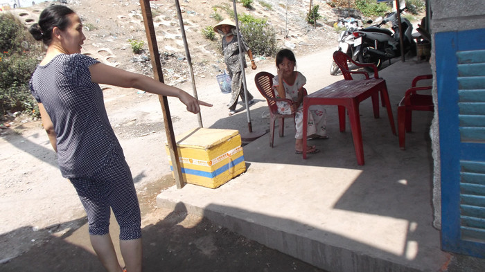 Người dân chỉ nơi xảy ra ẩu đả