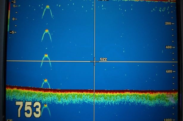 Vật thể lạ dưới hồ Loch Ness. Ảnh: mirror.co.uk