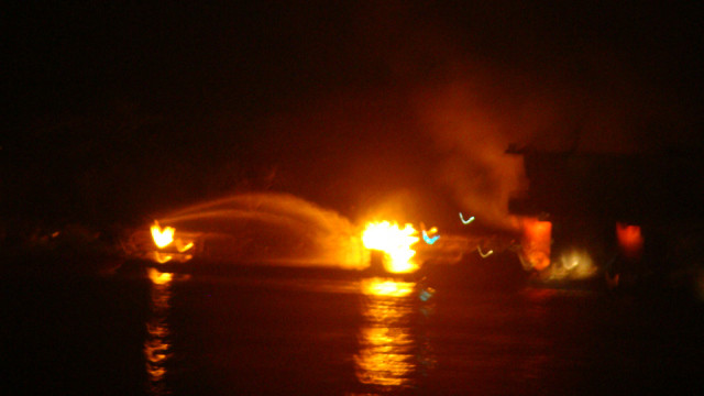 Sà lan chở dầu bốc cháy ngoài sông. Ảnh: Mạnh Thắng
