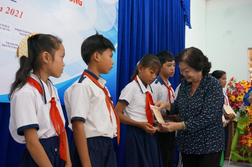 Hàng trăm suất học bổng đến với học sinh miền Tây