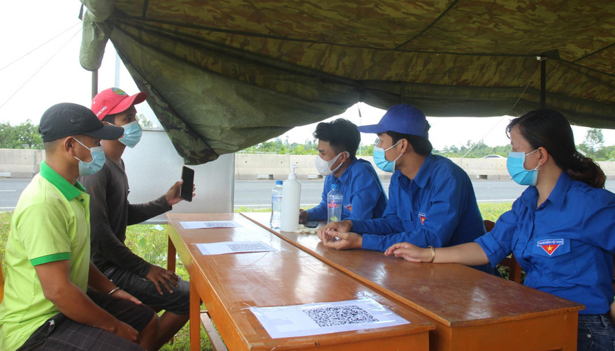 Người dân khai báo y tế tại chốt kiểm soát trên địa bàn tỉnh Đồng Tháp. - Ảnh: TĐ ĐT