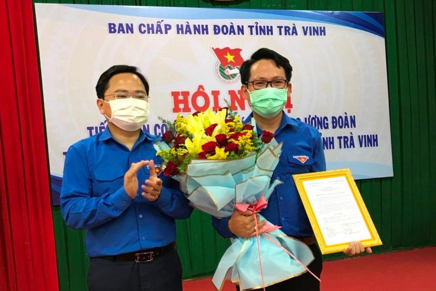 Anh Trần Trí Cường nhận quyết định làm Bí thư Tỉnh đoàn Trà Vinh