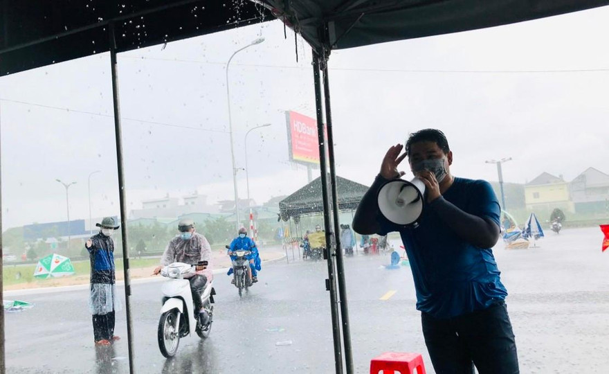 Tình nguyện viên Cần Thơ dầm mưa chống dịch COVID-19