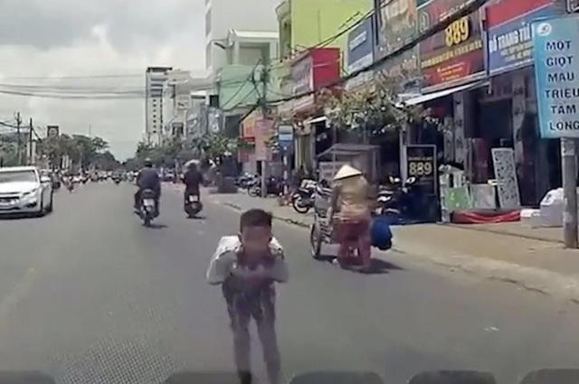 Biểu dương cậu bé cúi đầu cảm ơn tài xế nhường đường ở Cần Thơ