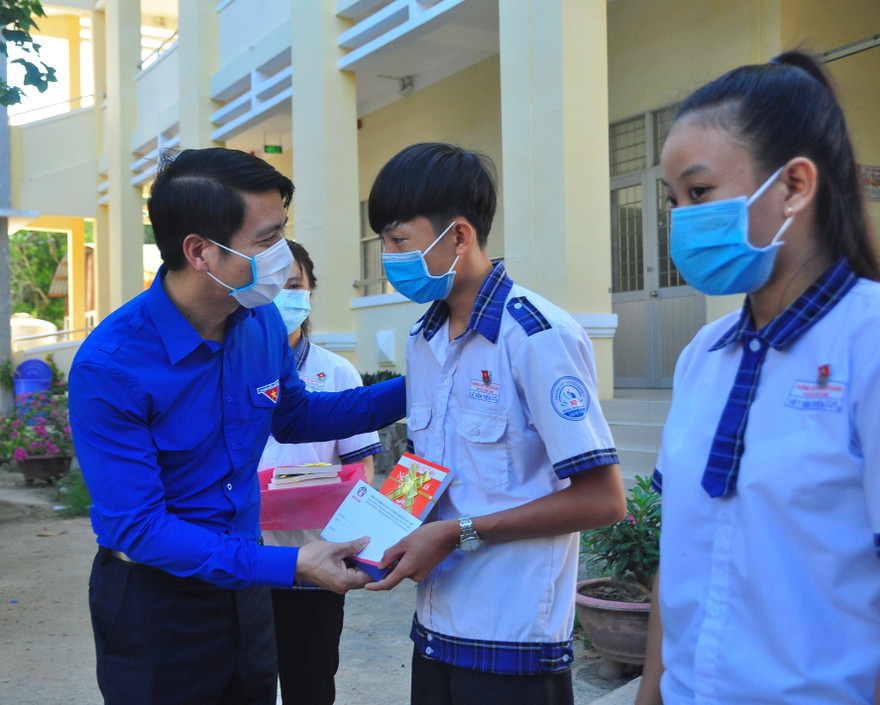 Bí thư Trung ương Đoàn tặng quà cho học sinh Trà Vinh