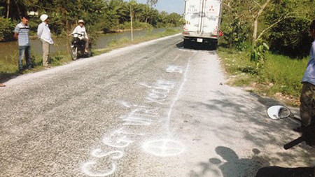 Trong vụ xe cá thối, người dân tự vẽ hiện trường để chứng minh mình không sai. Ảnh: Pháp luật TPHCM