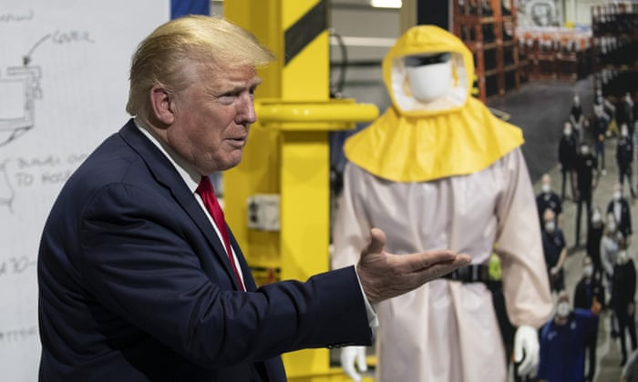 Ông Trump bị chỉ trích khi từ chối đeo khẩu trang khi đi “vi hành”. Ảnh: The Guardian.