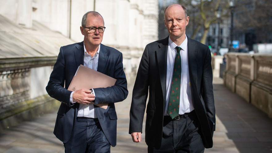 Giám đốc y tế Chris Whitty (phải) và Cố vấn khoa học Sir Patrick Vallance (trái) của Chính phủ Anh.