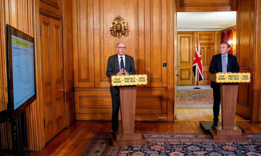 Một cuộc họp hàng ngày của chính phủ Anh với sự tham gia của Giám đốc Y khoa NHS (Giáo sư Stephen Powis-trái) và Bộ trưởng Môi trường (George Eustice-phải). Ảnh: Phố Downing.