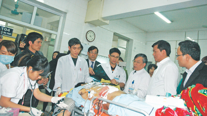 Bộ trưởng GTVT, Phó chủ tịch Ủy ban ATGT Quốc gia Đinh La Thăng thăm hỏi nạn nhân bị tai nạn giao thông tại Bệnh viện Việt Đức chiều mùng 4 Tết. Ảnh: Sỹ lực