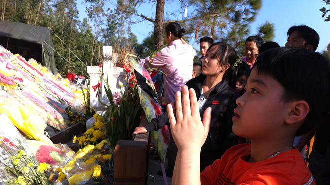 Dịp Tết, đông đảo người dân đến viếng mộ Đại tướng Võ Nguyên Giáp.	Ảnh: Phong Cầm