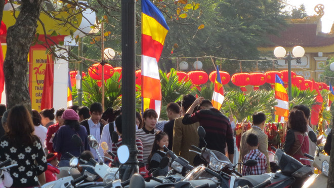 Đèn lồng đỏ ở lối vào chùa Trấn Quốc. Ảnh: Đỗ Đức