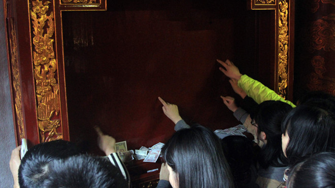 Chen nhau thể hiện tinh thần hiếu học tại Văn Miếu. Ảnh: N.M.Hà