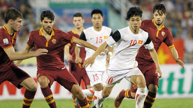 Người hâm mộ mong muốn tiếp tục chứng kiến những màn trình diễn đẹp mắt nhưng hiệu quả của các cầu thủ U19 VN (trắng) trong năm 2014. Ảnh: VSI