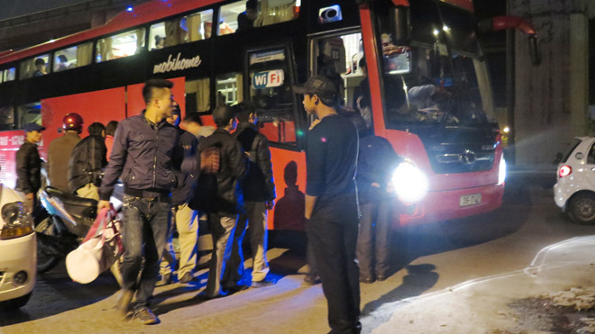 Có lộ trình Vinh - bến Nước Ngầm, Mỹ Đình nhưng xe BKS 31F1-1742, bị phản ánh: Tối 3/2 xe này chạy thẳng đến phố Trần Nhật Duật (Hà Nội) đổ khách