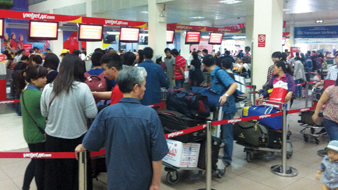 Làm thủ tục tại sân bay Tân Sơn Nhất ngày 4/2
