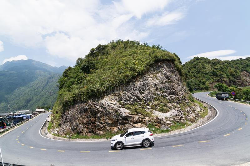 Những lưu ý khi lái xe qua địa hình đèo dốc