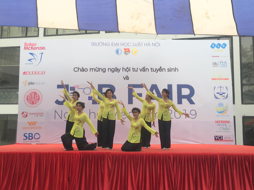 Tiết mục văn nghệ chào mừng ngày hội