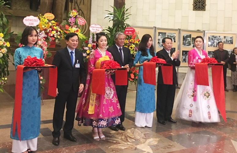 Lễ cắt băng khai mạc triển lãm.