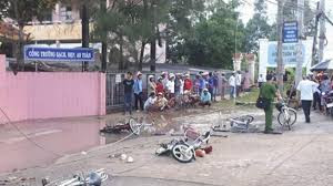 Dây điện đứt rơi xuống đường nhưng không ai phát hiện. Ảnh: H.Minh