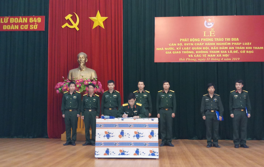 Đại diện các tổ chức Đoàn ký giao ước thi đua tại lễ phát động 