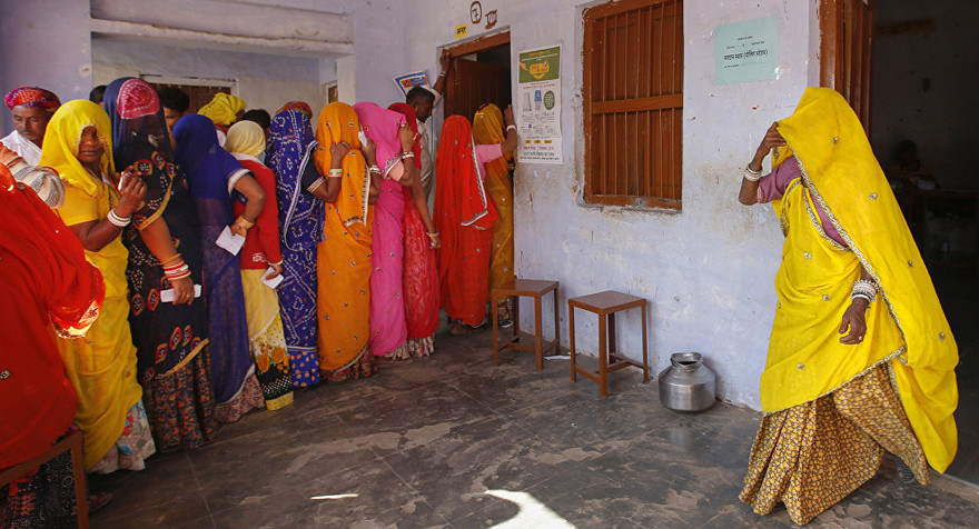 Phụ nữ xếp hàng dài tại Ấn Độ. Ảnh: AP