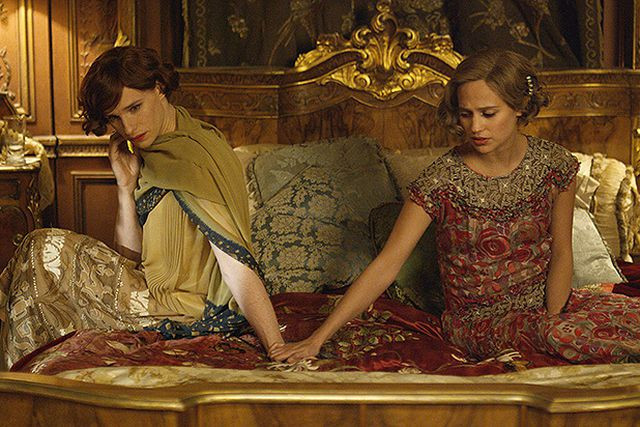 Eddie Redmayne và Alicia Vikander trong một cảnh phim Cô gái Đan Mạch