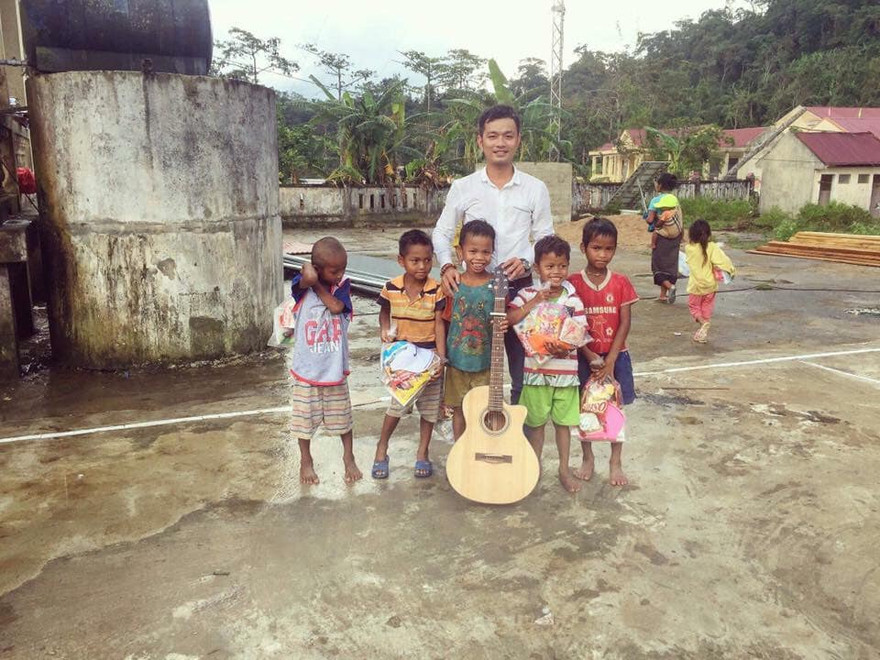 Các em học sinh dân tộc ở A Lưới.