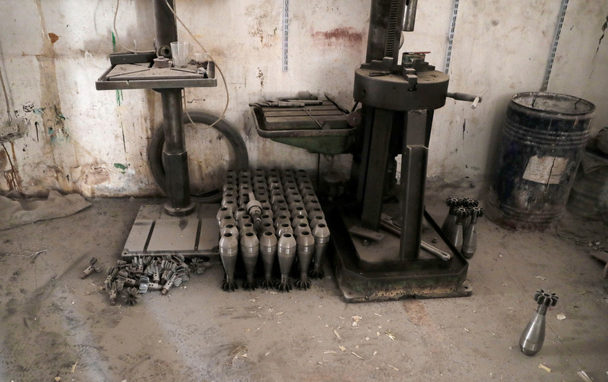 IS sản xuất ra nhiều vũ khí hóa học. Ảnh: Reuters