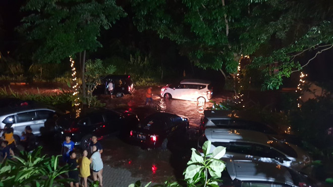 Nước dâng cao ập vào các tuyến đường tại những vùng ven eo biển Sunda vào rạng snsag 23/12. Ảnh: Twitter