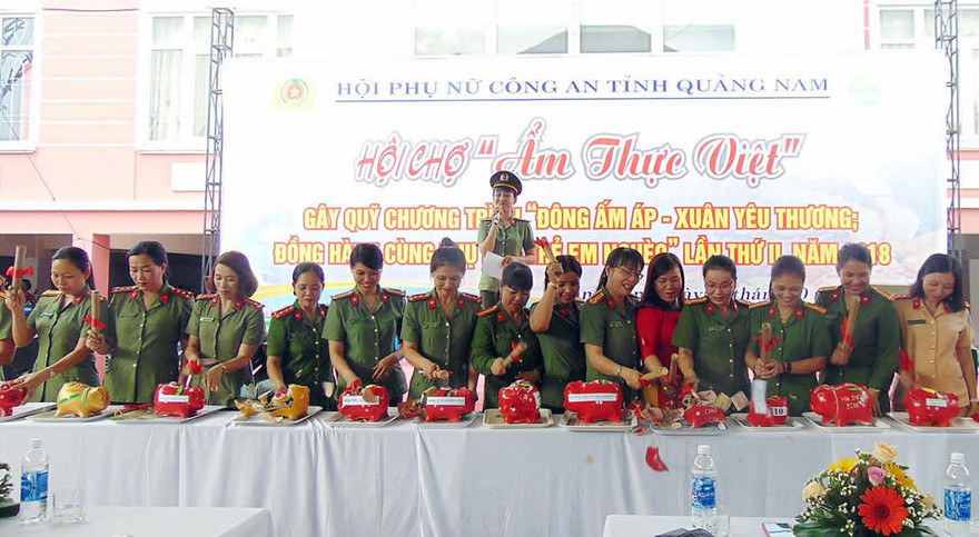 Các Chi hội Phụ nữ CA tỉnh Quảng Nam đập heo đất tiết kiệm.