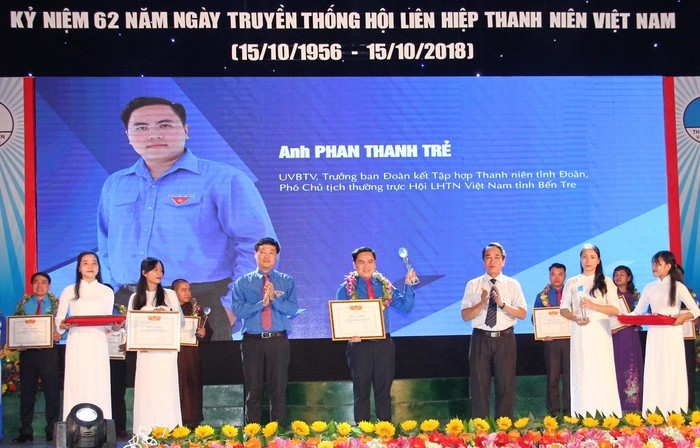 Đồng chí Lê Quốc Phong và đồng chí Bùi Thanh Hà, Phó Bí thư Thường trực Tỉnh ủy Thừa Thiên Huế trao Bằng khen của Trung ương Hội LHTN Việt Nam cho các cá nhân đạt Giải thưởng “15 tháng 10”. Ảnh: Hoàng Long