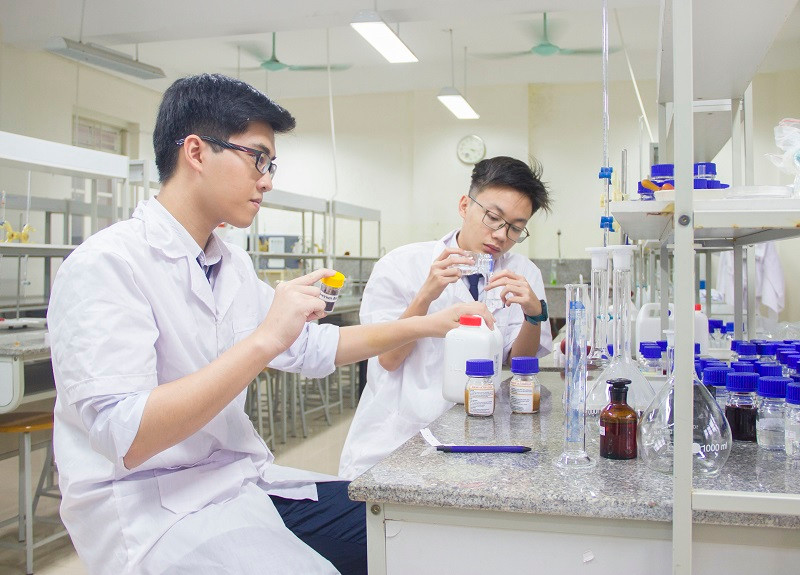 Lê Tuấn và Mạnh Tuấn Hưng trong phòng nghiên cứu.