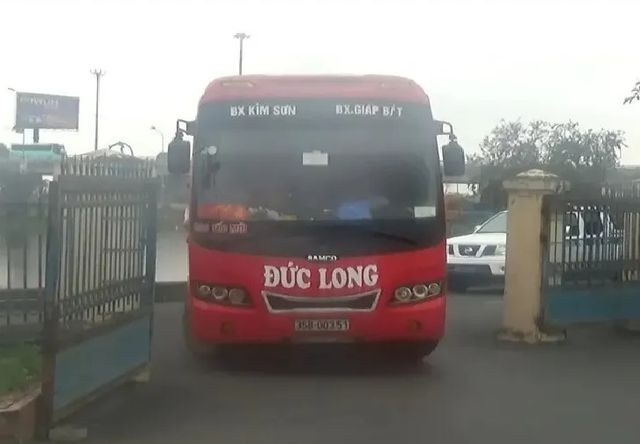 Xe khách 29 chỗ vi phạm, chở 64 hành khách từ Hà Nội đi Ninh Bình bị CSGT xử lý