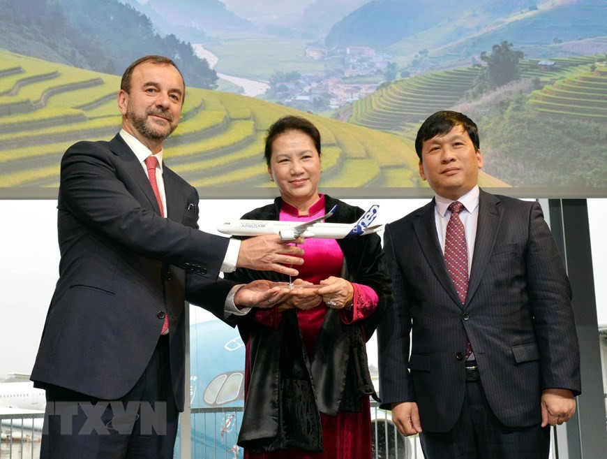 Hình ảnh Chủ tịch Quốc hội chứng kiến lễ bàn giao máy bay tại Toulouse