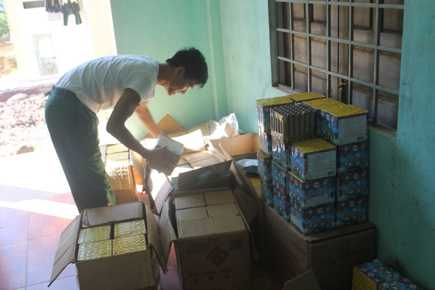 Tang vật 264 kg pháo lậu. Ảnh: H.H