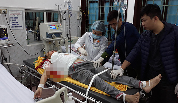 Nghi phạm khi được đưa tới bệnh viện cấp cứu. Ảnh: Công an Nhân dân