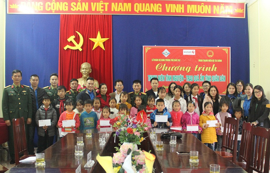 Thăm, tặng quà quân dân đảo Ngọc Vừng