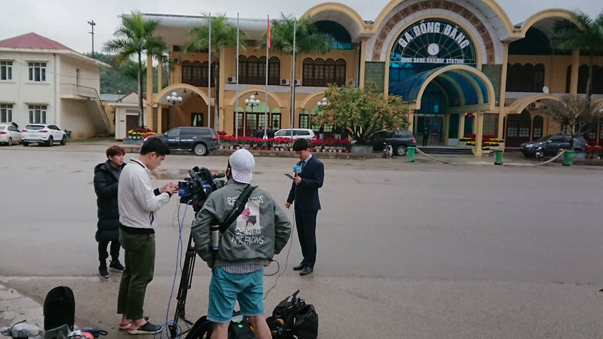 Phóng viên quốc tế có mặt tại ga Đồng Đăng chờ đón chủ tịch Triều Tiên. Ảnh: Mạnh Thắng