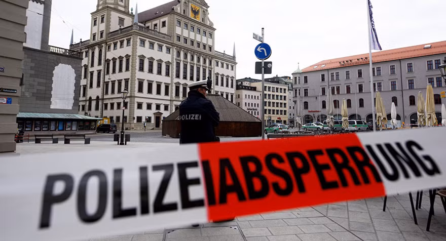 Cảnh sát phong tỏa tòa thị chính tại Augsburg. Ảnh: AFP