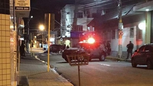 Hiện trường vụ đấu súng. Ảnh: Twitter