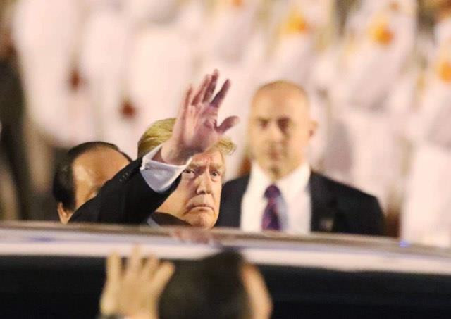 Tổng thống Mỹ Donald Trump tỏ ra thân thiện khi hướng về người dân thủ đô Hà Nội và phóng viên mỉm cười và vẫy tay chào.