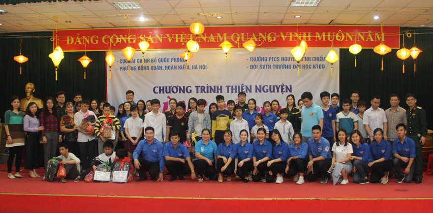 Đại diện các cơ quan tặng quà các em nhỏ khiếm thị