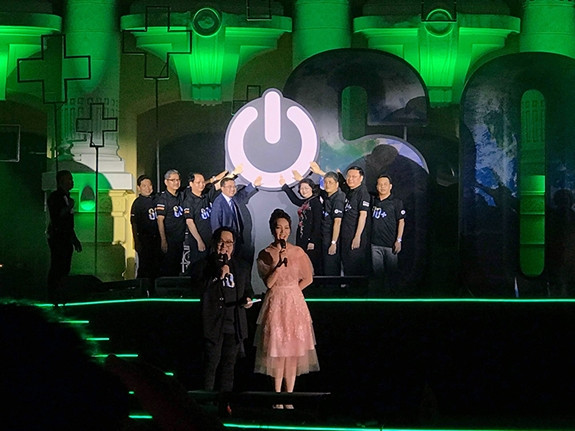 Phó chủ tịch nước Đặng Thị Ngọc Thịnh cùng các Đại sứ Chiến dịch Giờ Trái đất thực hiện nghi lễ tắt đèn hưởng ứng Giờ Trái đất.