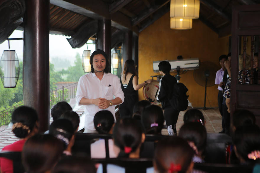 Tổng đạo diễn Hoàng Nhật Nam khi đang dàn dựng