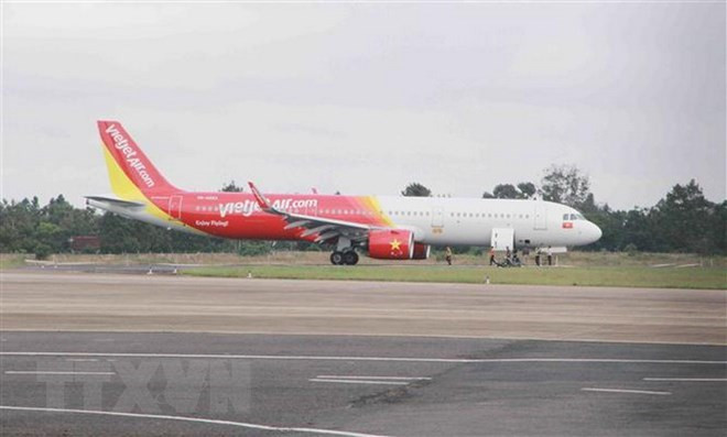 Máy bay hãng hàng không Vietjet bị sự cố nằm giữa đường băng. (Ảnh: Phạm Cường/TXXVN)