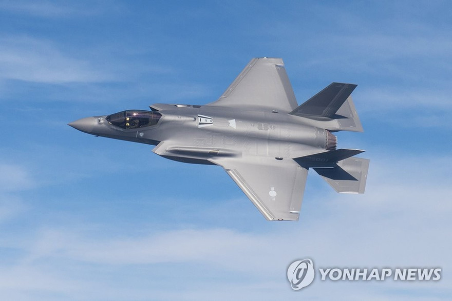 Một máy bay chiến đấu F-35A thực hiện nhiệm vụ bay thử nghiệm. Ảnh: Yonhap