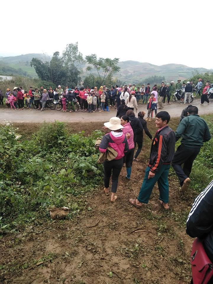 Người dân tò mò đến theo dõi vụ việc.