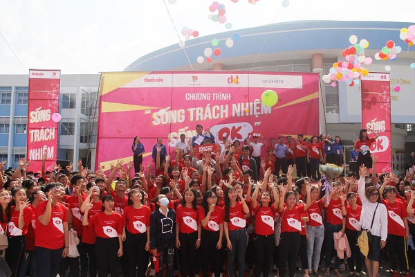 Các thanh niên cùng hô vang: "Sống trách nhiệm, sống OK".